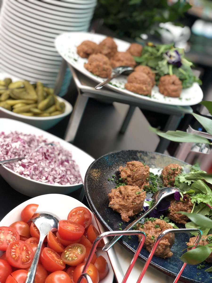 ITB_CL's tweet photo. Unser Culinary Partner @MovenpickHotels serviert Köstlichkeiten aus der Schweiz - Beef Tatar und Rösti warten auf euch! #itb_cl19 #itb19 #mövenpick #culinarypartner https://t.co/GgaCmH3hsX