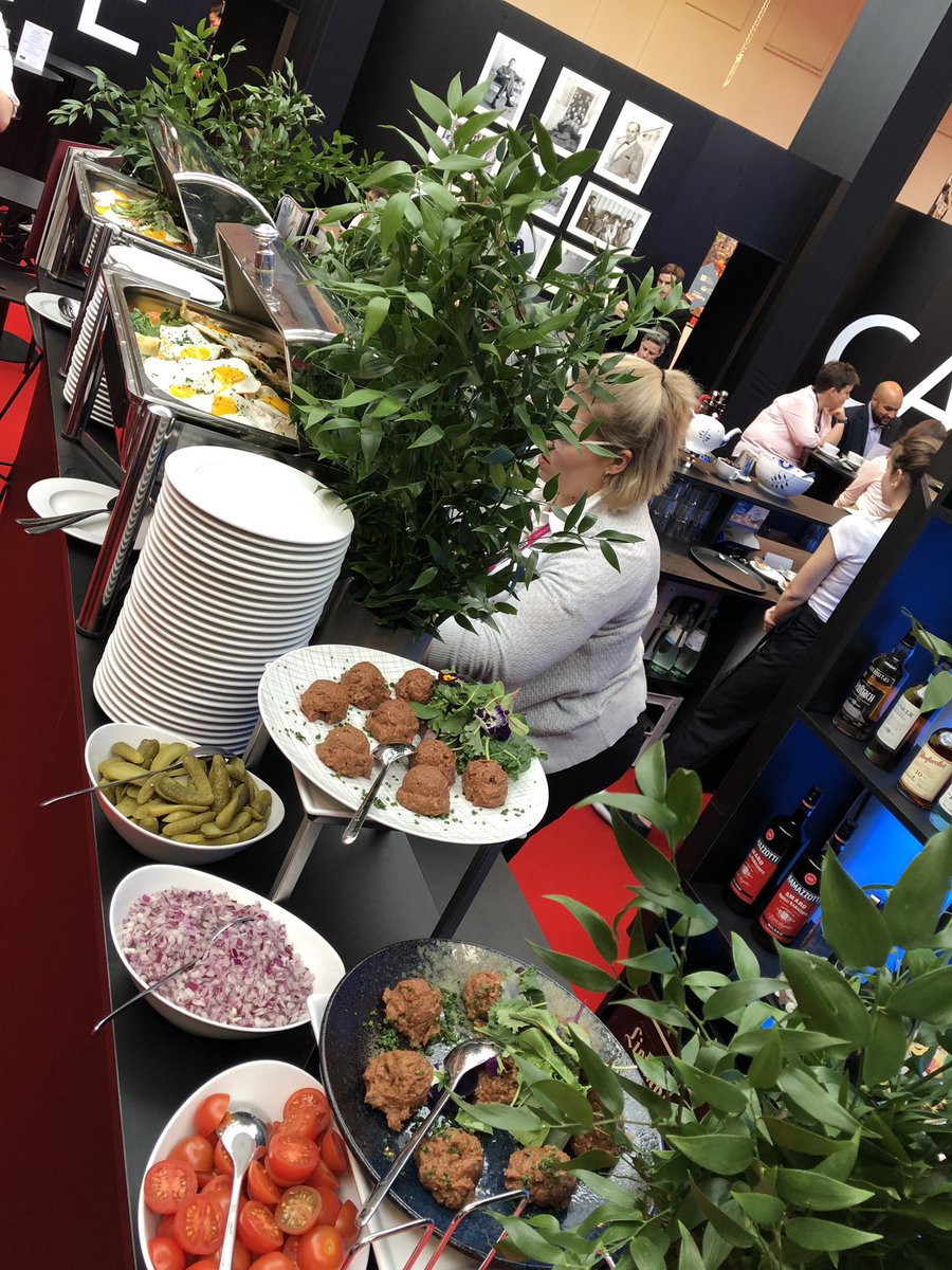 ITB_CL's tweet photo. Unser Culinary Partner @MovenpickHotels serviert Köstlichkeiten aus der Schweiz - Beef Tatar und Rösti warten auf euch! #itb_cl19 #itb19 #mövenpick #culinarypartner https://t.co/GgaCmH3hsX