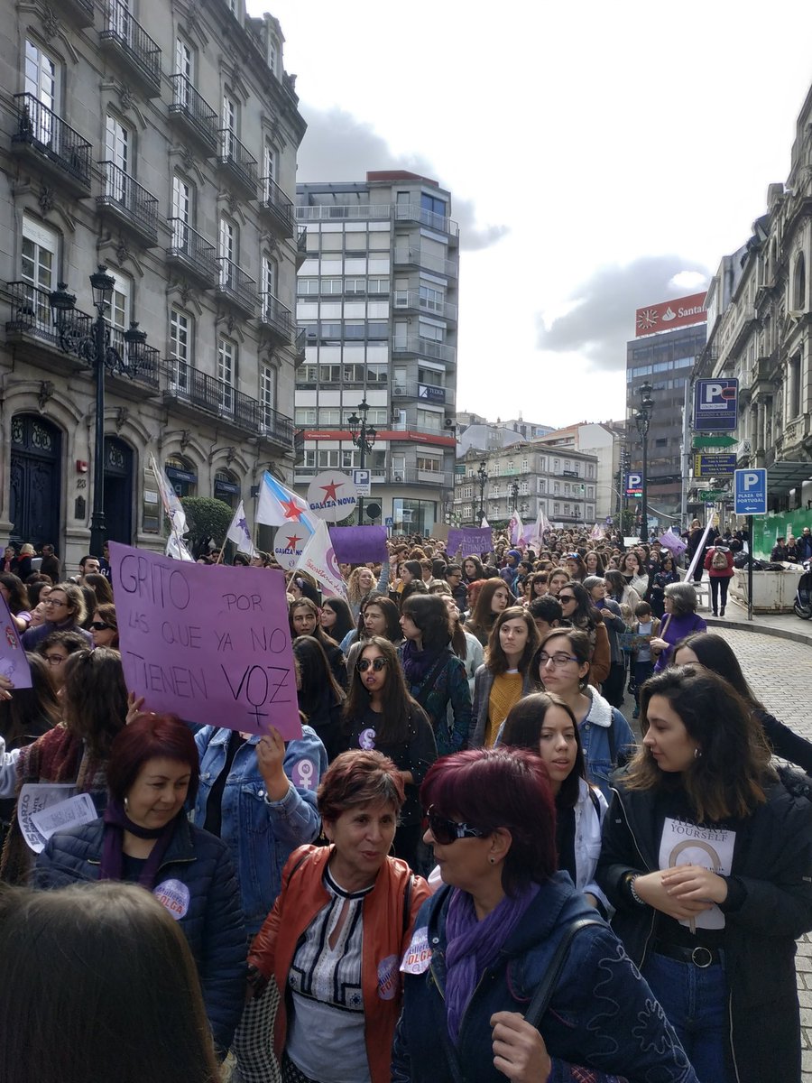 acratias's tweet photo. Aquí está,  aquí se ve, o feminismo galego en pé.#Vigo #8M https://t.co/hlPH64SsgP