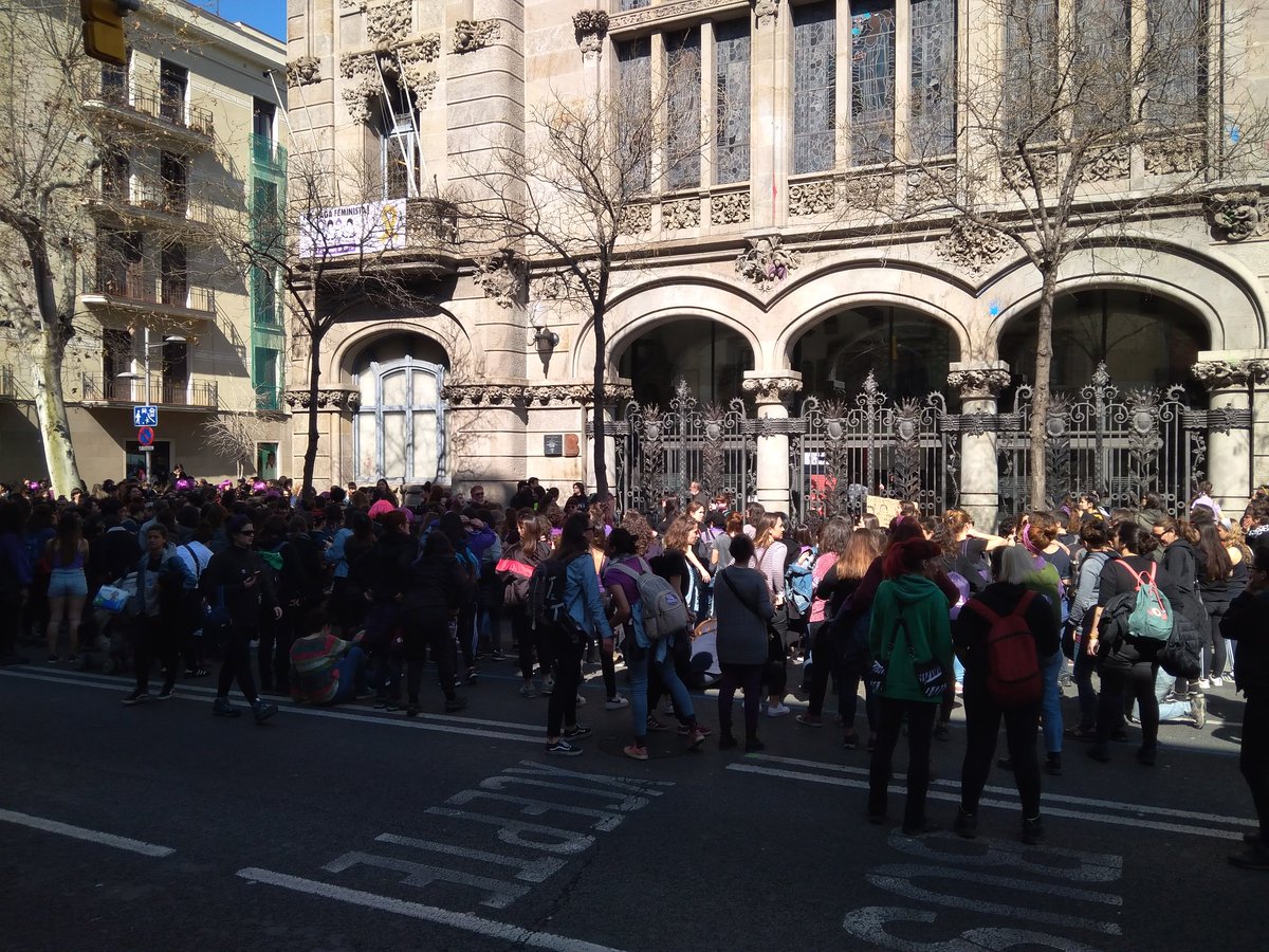 Aturades davant de la seu del Districte de Sants-Montjuïc, ple de dones combatives! 
#VagaFeminista8M #8M #8MJoTambeTallo