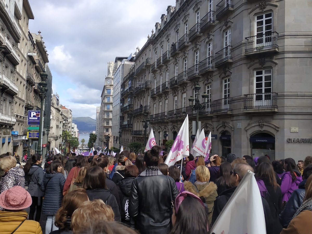 acratias's tweet photo. Aquí está,  aquí se ve, o feminismo galego en pé.#Vigo #8M https://t.co/hlPH64SsgP