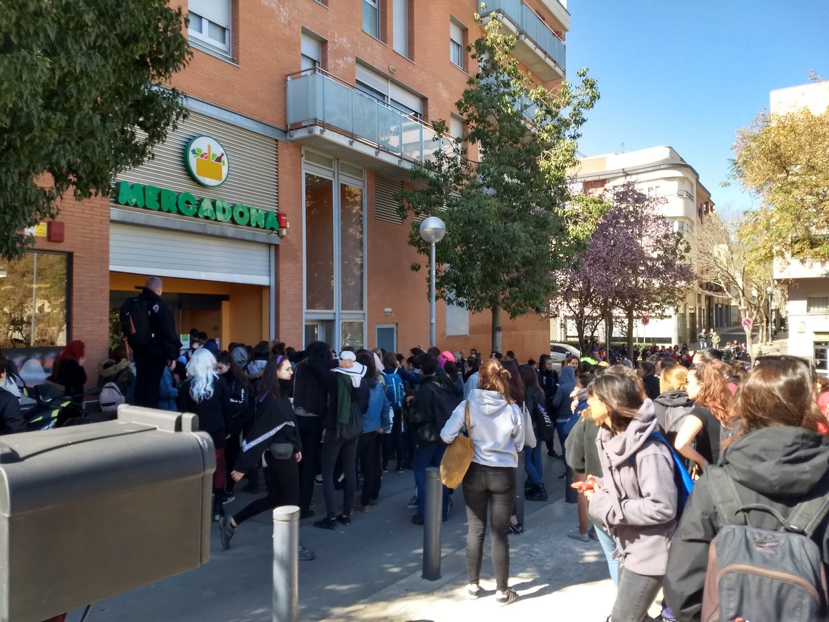 dringuets's tweet photo. #8M #VagaFeminista8M aquesta mutitud ha fet treure la porra als mossos. Vergonya. Noies retingudes dintre. https://t.co/3jAn6LfJL8