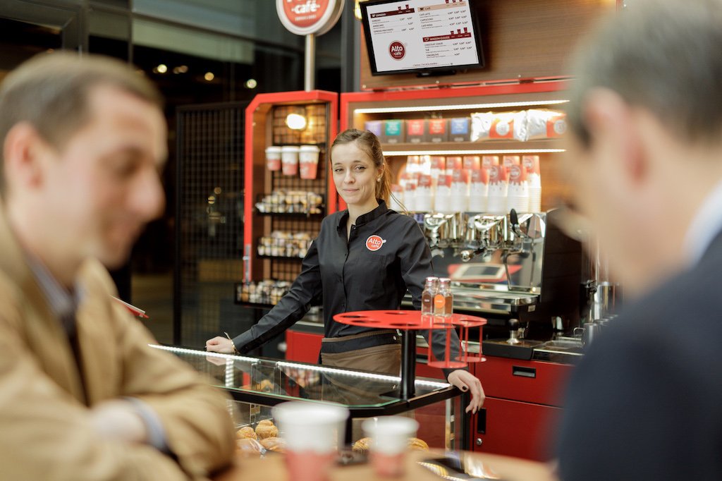 [#JourneeInternationaleDesFemmes] À l'occasion de cette journée internationale de la femme, nous mettons à l’honneur nos collaboratrices et #baristas féminines. Une manière de souligner les compétences et réalisations des femmes dans le milieu du #café.