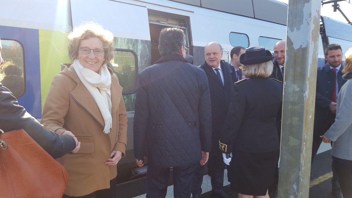 Prefet86's tweet photo. La ministre du travail @murielpenicaud aujourd'hui à Poitiers pour inaugurer le salon de #Apprentissage et de l' #Emploi avec partenaires pour des echanges sur les métiers @poleemploi_NA #cma86 https://t.co/jhAOz20XHW