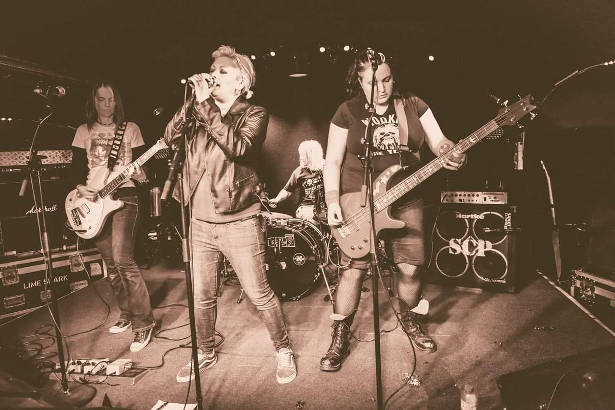 How to be in a band with 3 other women for nearly 11 years?
★Support the hell out of each other
★Keep the music flowing
★Fight sexism till the day you die
★♥ the good guys
★WINE
Happy International Women's Day! 📸P. Harowicz #IWD2019 #InternationalWomensDay #womeninmusic