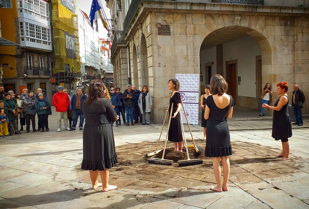 Silcerino on Twitter: "#Coruña | O #8M no cruce de Rego de Auga coa rúa Real coa performance ideada por Neves Seara para Casa Morada. #8M2019… https://t.co/FLcmqvr5Cp"