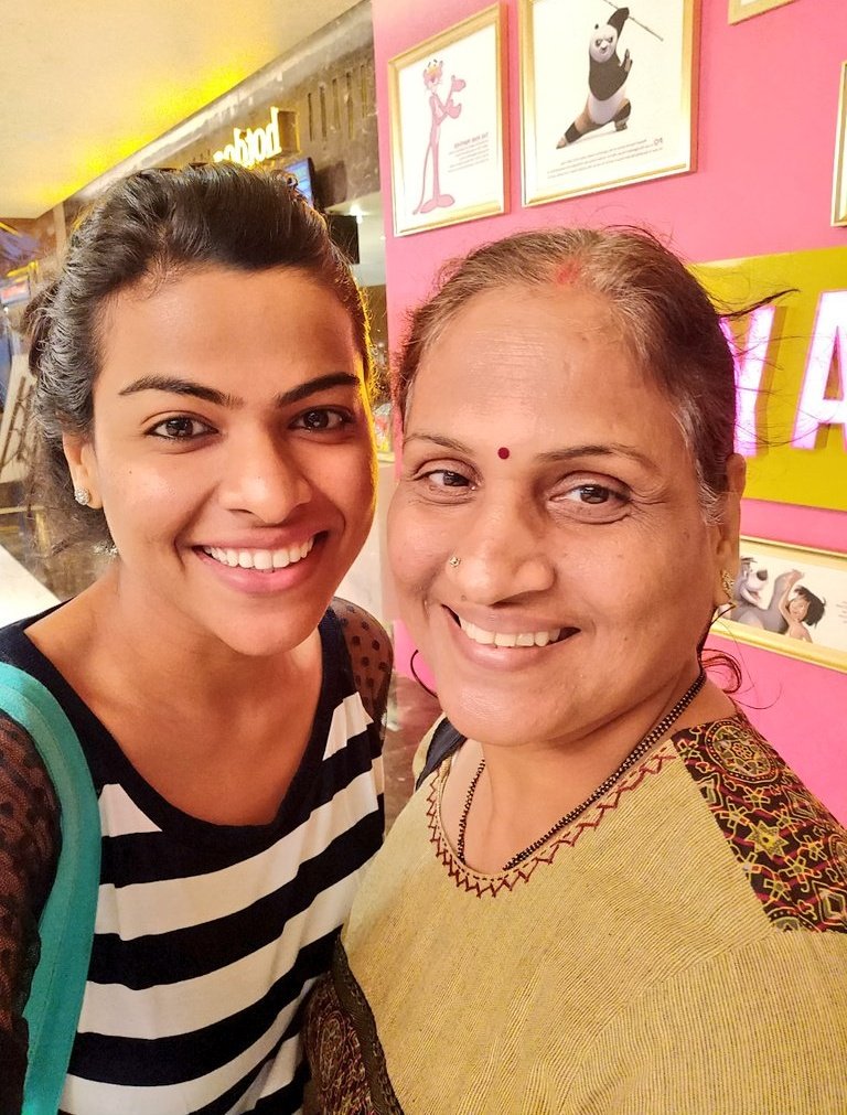 sonali31104's tweet photo. @OleevOil @india4contests @Contest_in @ContestsInIndia My mom @girija_jain has paid my medical college fees by working long hours & she has nothing but smile in her heart!
Hardships only make your skin thicker & as they say, you have to go through your part of struggles in life.
#loveher
#adoreher
#beyondthekitchen https://t.co/2Yv4DAVfmg