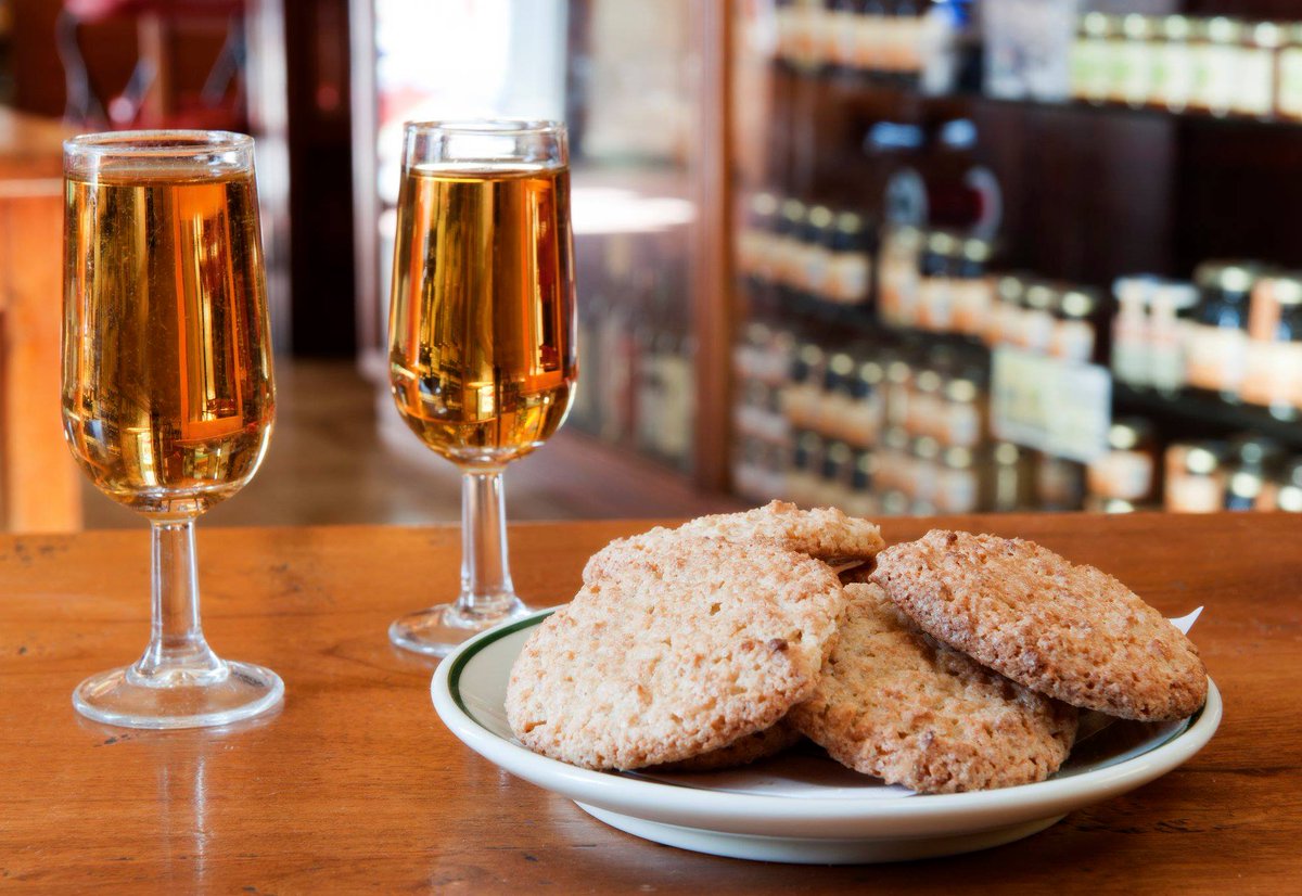 Estoy a punto de tomar un vinito malvasía y unos almendrados ¡Si gustas! #LaPalmaConSabor (foto S.Santos)