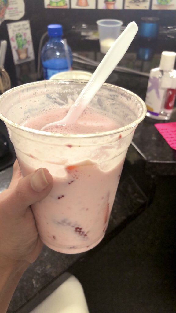 avipperman2's tweet photo. @bobbybonesshow Fresas con crema 🍓🥛 https://t.co/85CCphmG8T