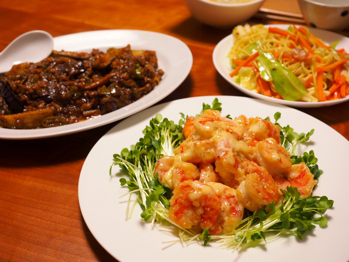 まーたろー 料理好き兼業主夫 今日の夕飯は 海老マヨ 麻婆茄子 塩焼きそば ネギとしめじの卵スープ でした インド産のエビが尾で580円 エビチリかで迷 マヨ ったけど 麻婆茄子に豆板醤入ってるのでエビチリはやめときました あー 食べ過ぎた 満腹