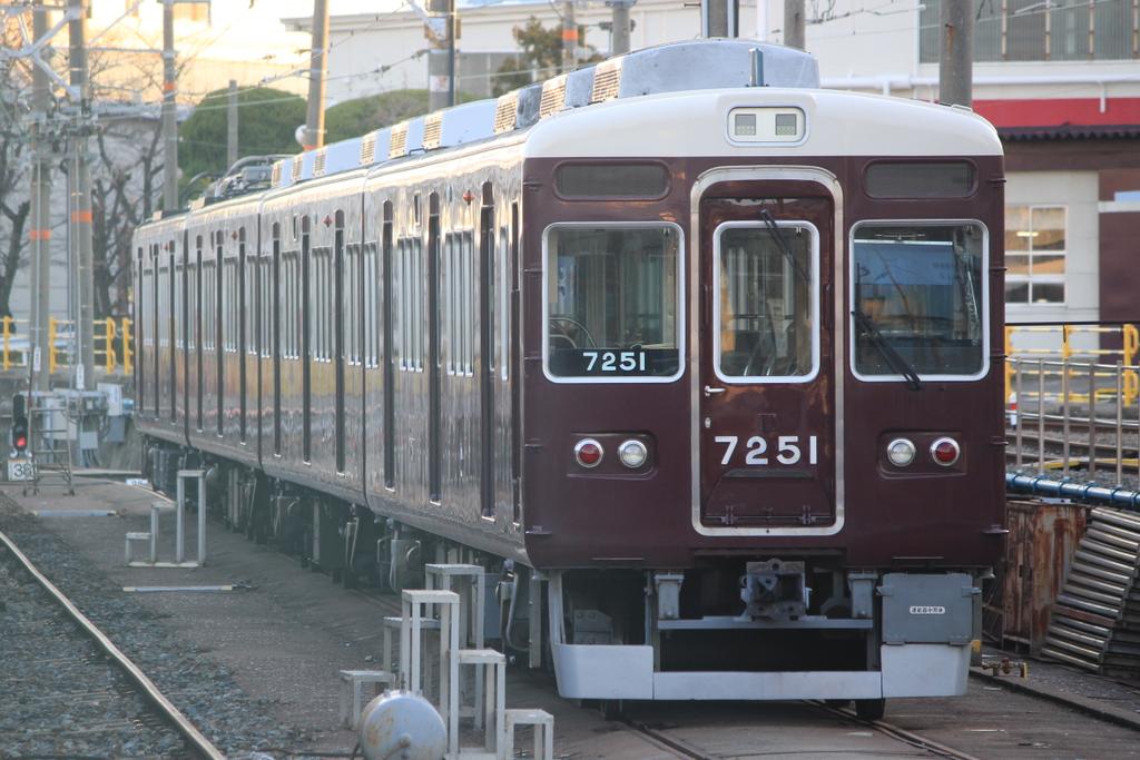 niconico23300's tweet photo. 今日の正雀車庫は、サービス良かった(^ω^)
37号線には、珍しく車両居なく能勢電鉄の7200系・7201Fが丸見えでした(^^;)))
ダブル車番に貫通扉の板上げが良かった。
#能勢電鉄 #7200系 #7201F #正雀車庫 https://t.co/kB4KvkhSJm