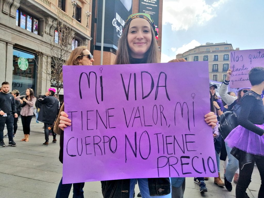 feminicidio's tweet photo. Nos sobran los motivos para esta #HuelgaFeminista2019.
Este #8M las jóvenes salen a la calle por sus derechos y los de todas.
Junto a sus madres y a sus abuelas que abrieron el camino, hacemos la #RevoluciónFeminista. 
"Juguemos al ahorcado, está muriendo el patriarcado"
#8marzo https://t.co/lJ5Wzoppgh