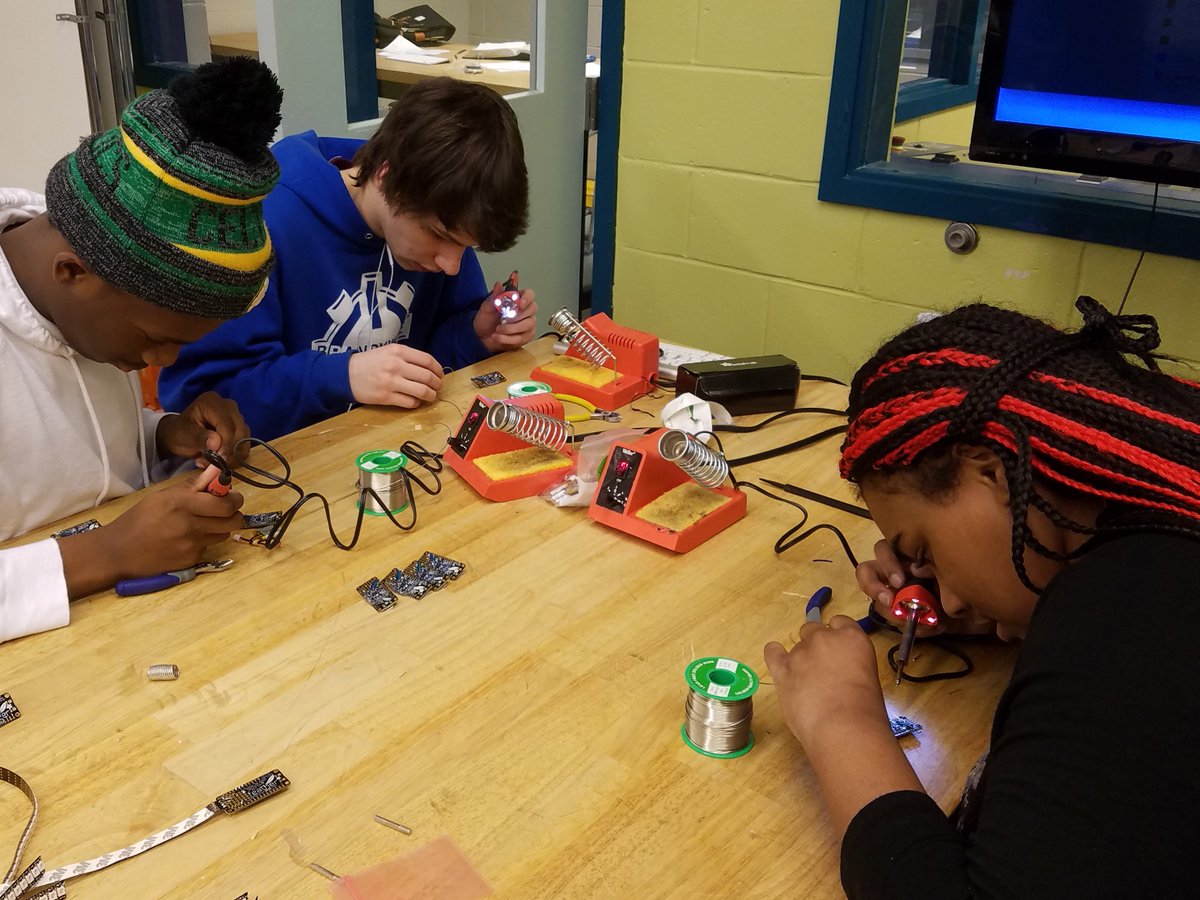 ENGINEERING_BHS's tweet photo. Tomorrow's innovative leaders. #WomensHistoryMonth #WomenInSTEM #BSDpride #OurGirlsBuild2BSD #Advocate4GirlsInSTEM #Advocate4Girls #STEMGirls #SeeHerBeHer https://t.co/w3PMc9PhFD