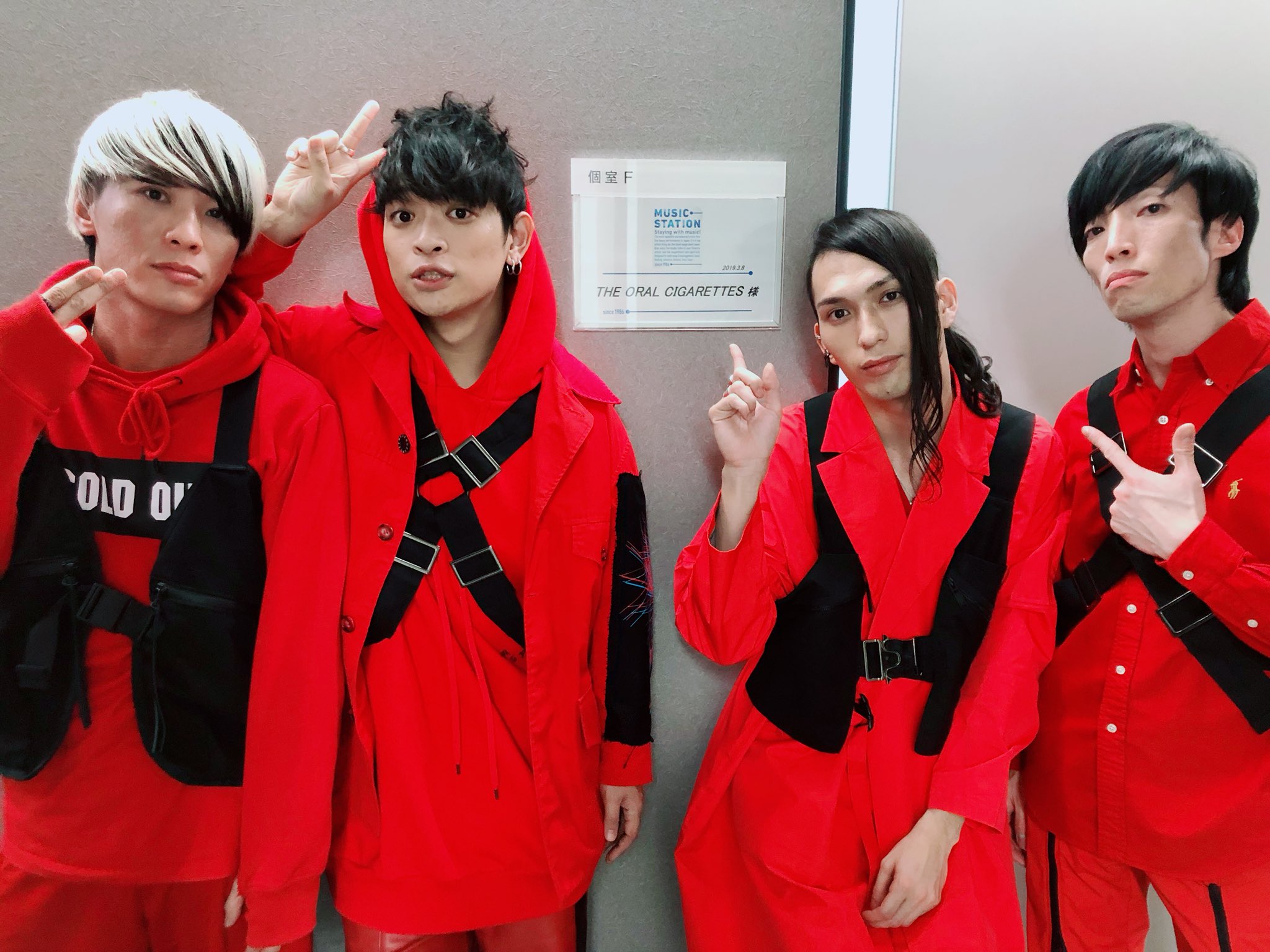 The Oral Cigarettes Mステ出演終了 Mステ出演 無事終了しました 観覧でお越し頂いたみなさん 画面越しに応援してくださったみなさん ありがとうございました 共演した Da Pumpさん 平井大さん Wanimaさんと一緒に撮影させて頂きました
