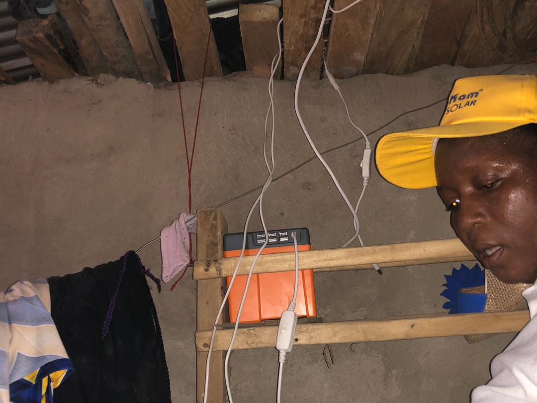 Wise2018_2022's tweet photo. Installation of Barefoot Power Connect for lighting and phone charging for a needful household in Brama, Sierra Leone. #InternationalWomensDay #WomensDay2019  #barefootpower #EuropeanAid #UEWSEI @europeaid @UEWSEI https://t.co/c4FBtII0xM
