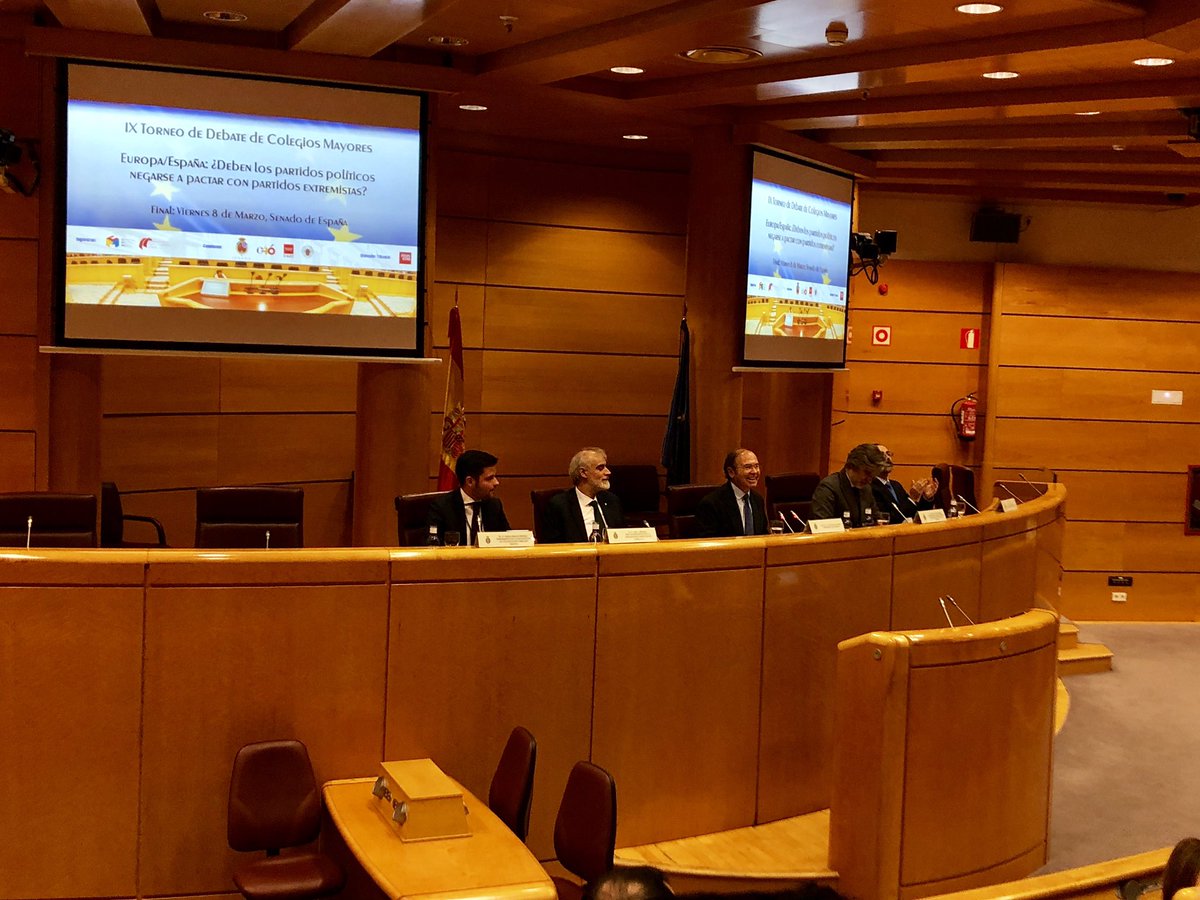 Con el Presidente del @Senadoesp, Pio Garcia Escudero, clausura del IX Torneo de Debate de Colegios Mayores con Tema: ¿Deben los partidos políticos negarse a pactar con partidos extremistas? Enhorabuena a la Fundación Universidad Carlos III por su triunfo. Con @BarreiroJmanuel