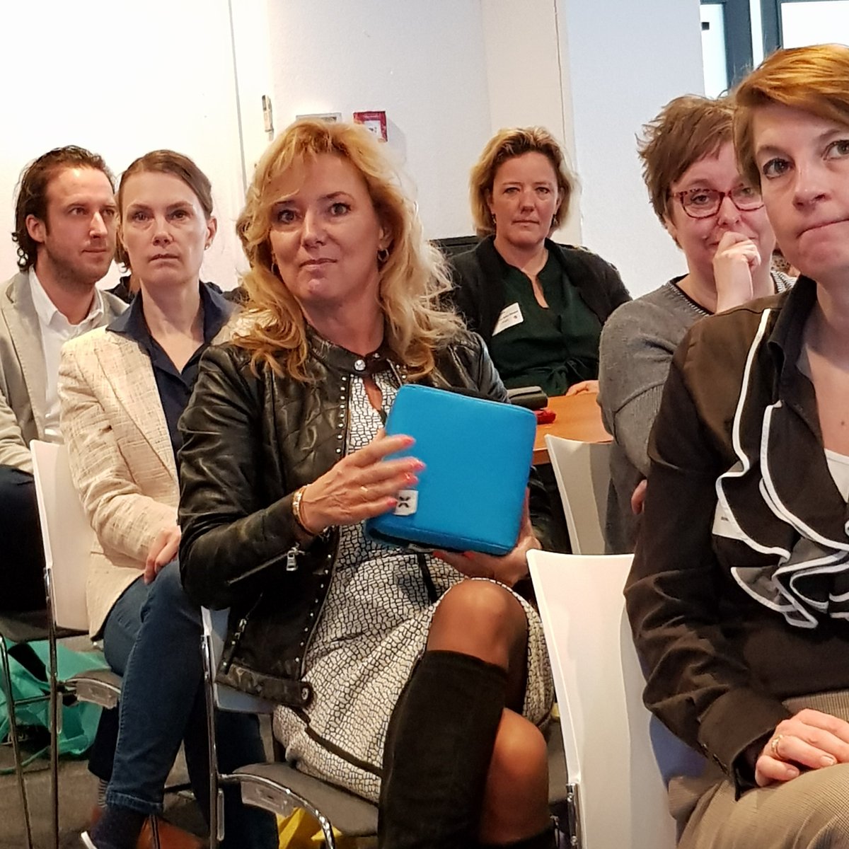 ActiZbranche's tweet image. Met 120 HR- en communicatieadviseurs in de zaal aan de slag met de uitdagingen in de arbeidsmarkt #amdv #ikzorg @MinVWS @stRegioPlus . Wat een energie en enthousiasme #samensterk