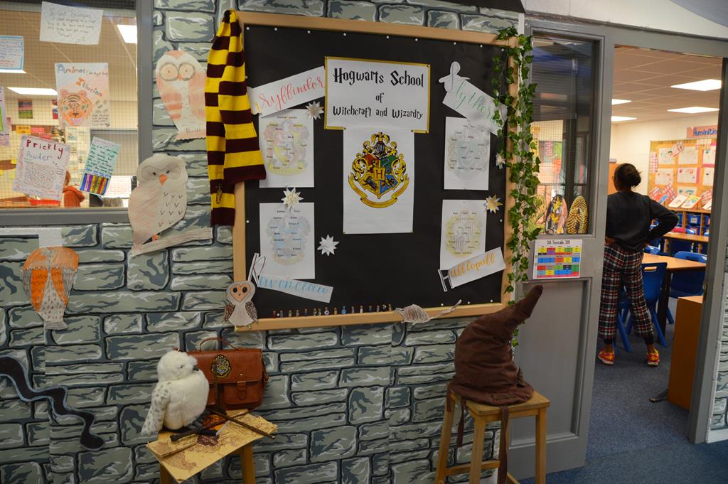 BancroftsPrep's tweet image. Everyone @BancroftsPrep (&amp;amp; the staff) in their PJS: stories aren&apos;t just for bedtime on #WorldBookDay2019 Great book themed corridors too @BancroftsSchool @LibraryBancroft