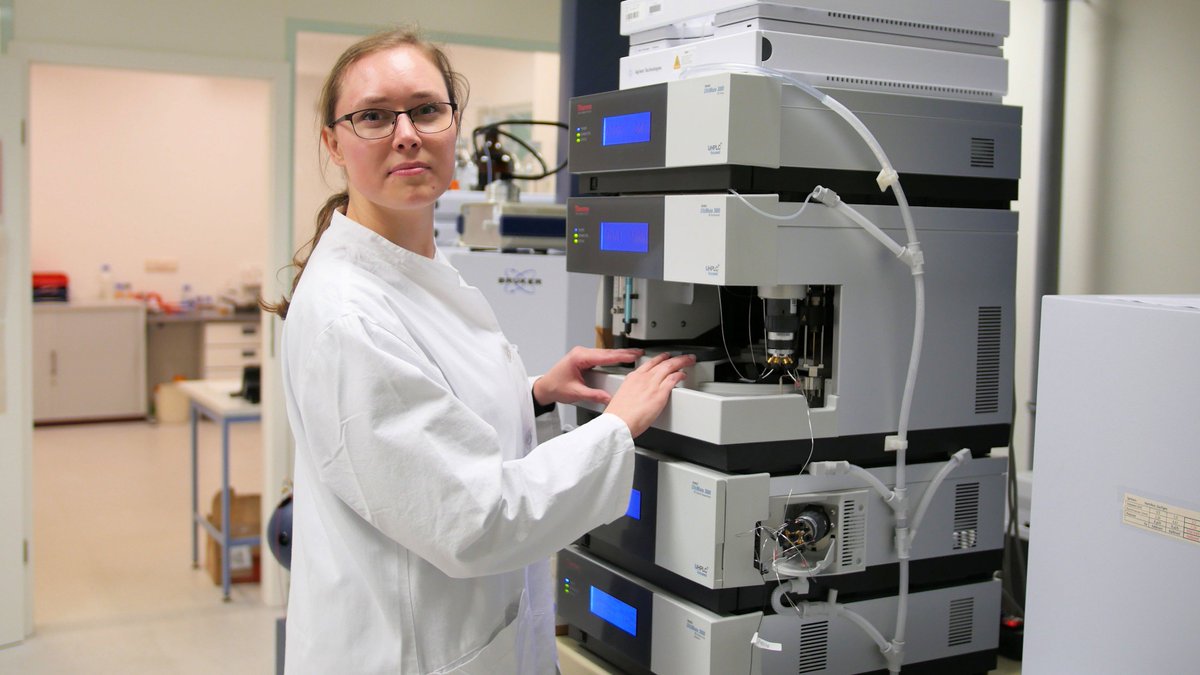 Helmholtz_HZI's tweet photo. Katharina Rox ist Postdoc in der Abteilung Chemische Biologie. Ihr Pharmaziestudium absolvierte sie an der @WWU_Muenster. Für ihre Promotion über #Pathoblocker gegen Streptokokken forschte sie am HZI Braunschweig, @Helmholtz_HIPS und an der University of Queensland @usqedu. https://t.co/oBkHM8mIE0