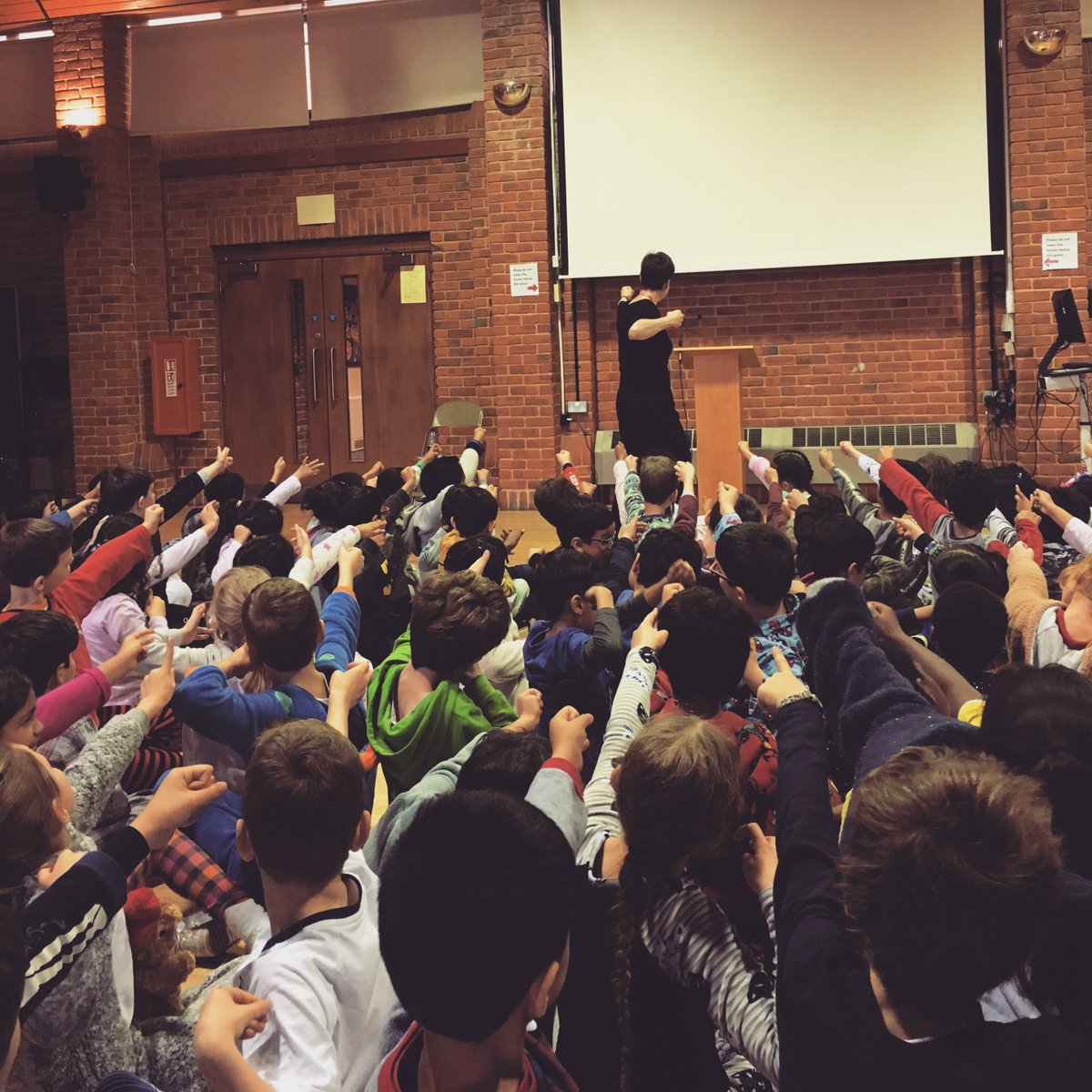 LondonDreamtime's tweet image. So much fun in @BancroftsSchool today!
Thank you for your wonderful welcome and hospitality ...and your library is the business!