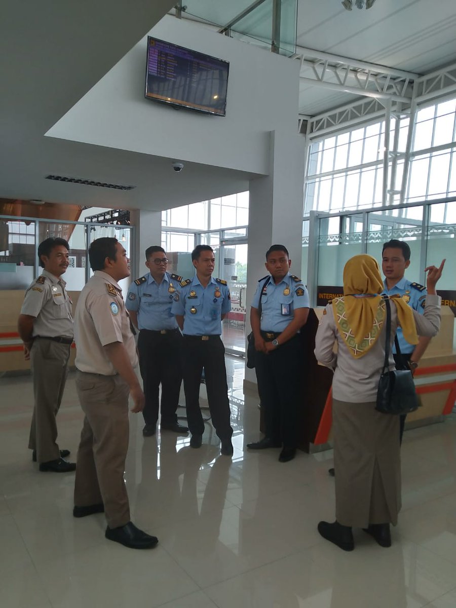 BarantinRI's tweet photo. Sluruh instansi trkait di Bandara Internasional Raden Inten II siap perkuat pintu gerbang trdepan dg kerjasama &amp; optimalisasi Tusi. @KarantinaLPG siap tempatkan petugas handal utk lakukan pngawasan komoditas pertanian sbg komitmen utk jaga lumbung pangan Lampung 
#LaporKarantina https://t.co/jaHjiAP4Sk