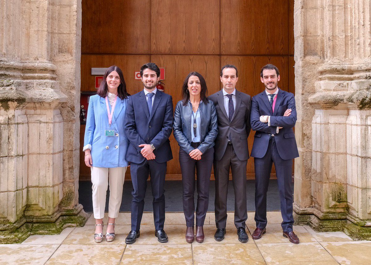 ParlamentoAnd's tweet photo. 📸 La presidenta @martabosquet da la bienvenida a los estudiantes universitarios que participan en la XIV Simulación del Parlamento de Andalucía #SIPA organizada por @CanovasFundac https://t.co/n4ZF12ZhMM