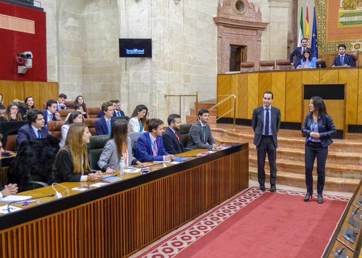 📸 La presidenta <a href="/martabosquet/">Marta Bosquet🇪🇦💚🤍💚</a> da la bienvenida a los estudiantes universitarios que participan en la XIV Simulación del Parlamento de Andalucía #SIPA organizada por <a href="/CanovasFundac/">Cánovas Fundación</a>