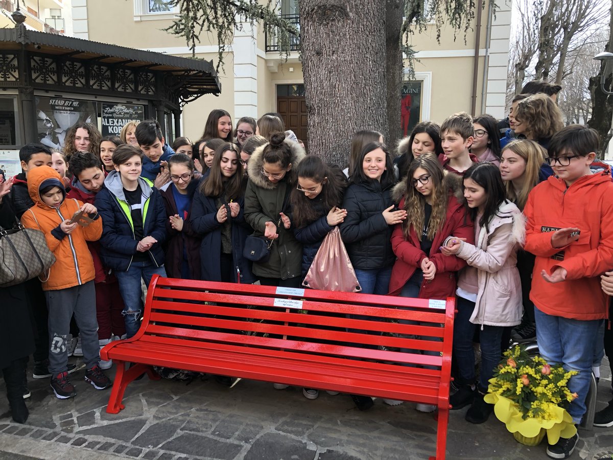 ComuneAvezzano's tweet photo. Largo #Pomilio. Una delle tre #panchine donate alla #città dalla famiglia #Sestini è stata colorata di #rosso. Sarà il #simbolo della #lotta alla #violenza contro le #donne. #8Marzo #8marzo2019 https://t.co/1cpD6JFrjA