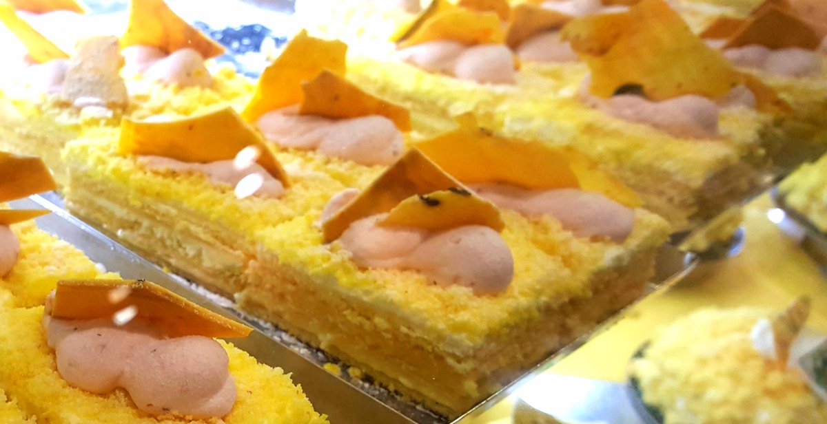 Mezzana イタリア Twitter ನಲ ಲ 今日は 街中こんな ミモザ のお菓子でいっぱい 女性の日 ミモザの日 イタリア イタリア生活 スイーツ ケーキ お菓子
