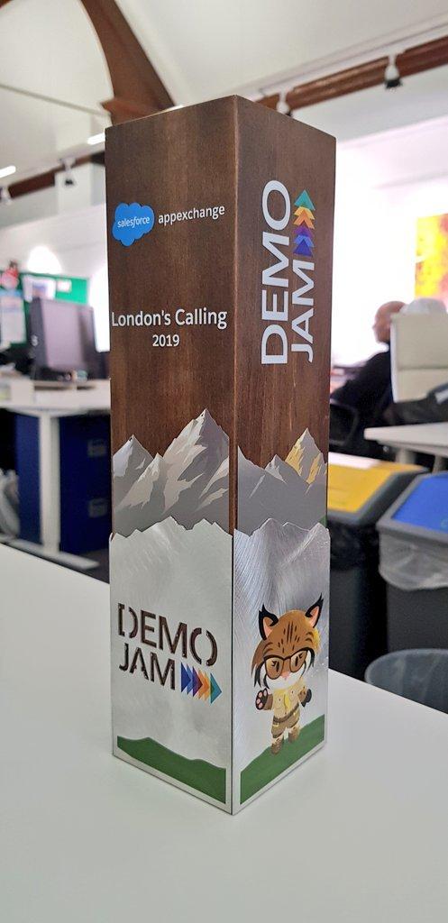 LaurenBolopue's tweet photo. Demo Jamming at #LDNsCall19 so many amazing products on the @appexchange make sure to check out #DocuSignforSalesforce and the new Apex Toolkit now av ailable on the #Salesforce #AppExchange #DemoJam #DSDevsOnTour https://t.co/fjC80crT33 https://t.co/k1mjENg1kF