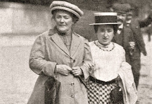 CoderBora's tweet image. Tuturmuslar yalandan Kadinlar Gunu. Sirketler bunu bile reklam amacli kullaniyor. Bir kere kutlama degil anma gunu bugun.8 Mart 1857’de bugun ABD&apos;nin New York kentinde 129 dokuma iscisi bayan yanarak feci sekilde vefat etmisdir. 2 kiz babasi olarak,kadinlara esit davranin yeter😉