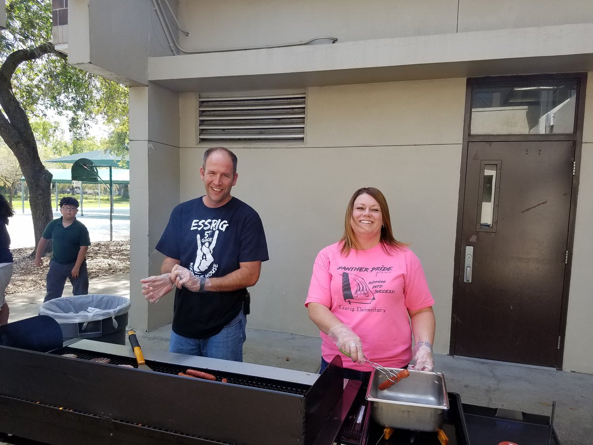EssrigHCPS's tweet photo. These students have worked so hard. They have made great gains this year. So we celebrate them with hamburgers, hotdogs, and a new book! @HCPSArea3 @Area3hcps @Jeff_Eakins https://t.co/WfG9KZaIng