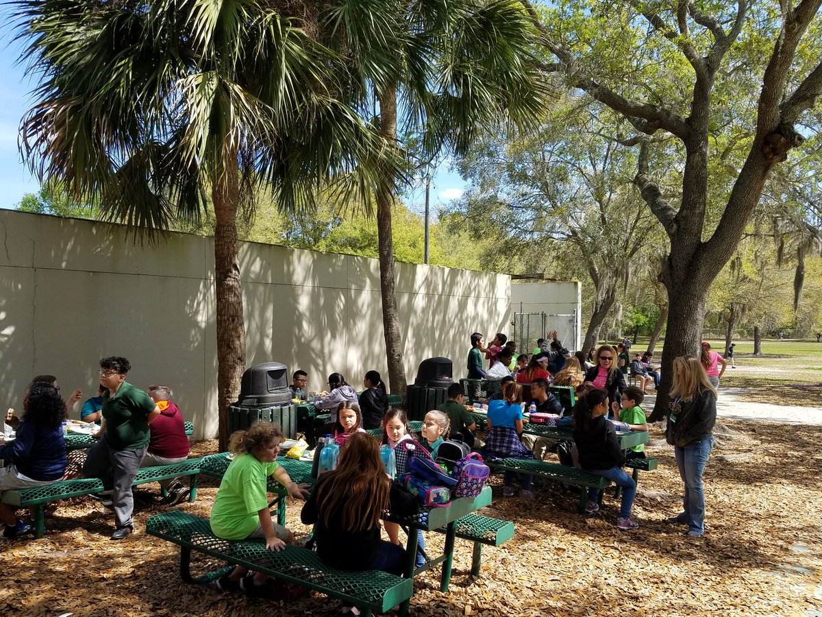 EssrigHCPS's tweet photo. These students have worked so hard. They have made great gains this year. So we celebrate them with hamburgers, hotdogs, and a new book! @HCPSArea3 @Area3hcps @Jeff_Eakins https://t.co/WfG9KZaIng