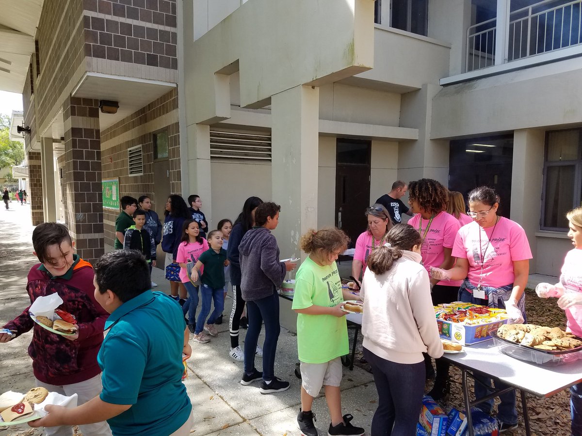 EssrigHCPS's tweet photo. These students have worked so hard. They have made great gains this year. So we celebrate them with hamburgers, hotdogs, and a new book! @HCPSArea3 @Area3hcps @Jeff_Eakins https://t.co/WfG9KZaIng