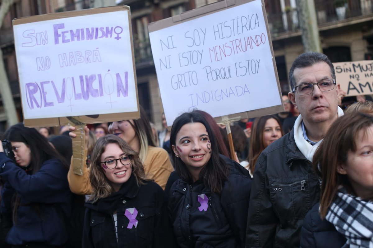 VilaWeb's tweet photo. EN DIRECTE: La manifestació del #8Mde Barcelona ja ha començat a caminar https://t.co/NjpwFkTOzp https://t.co/NsOCRQjfC3