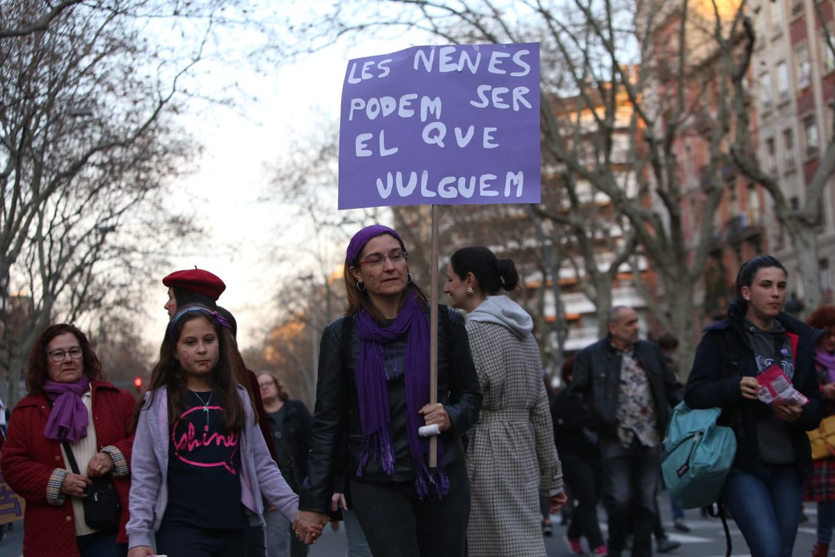 VilaWeb's tweet photo. EN DIRECTE: La manifestació del #8Mde Barcelona ja ha començat a caminar https://t.co/NjpwFkTOzp https://t.co/NsOCRQjfC3
