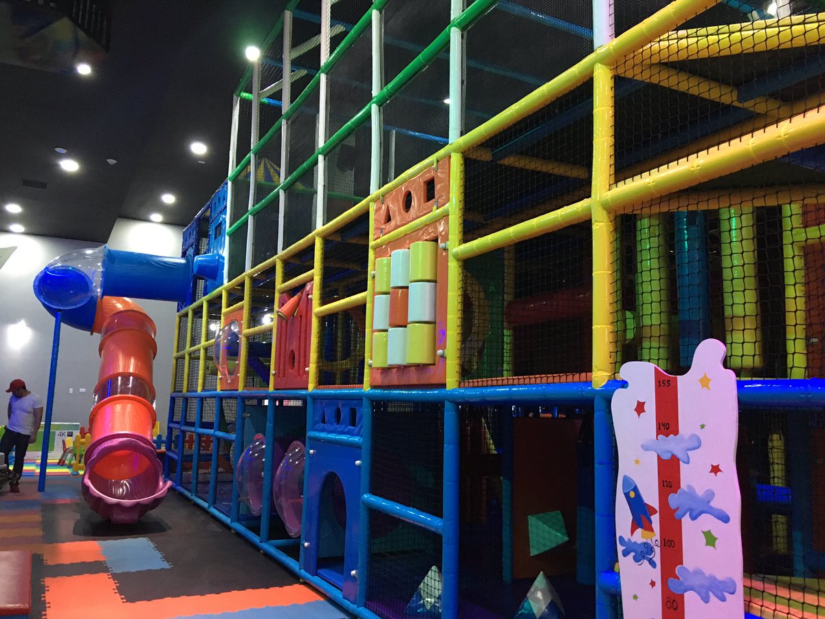 Se abre #KidsUniverse lugar de entretenimiento para niños de 1-13 años en #Solesta Puebla. Totalmente adecuado para el cuidado y diversión de los niños. Cancha de foot, laberinto, camas elásticas y más. Extrema seguridad certificada. Trae a tus niños y vete a divertir!