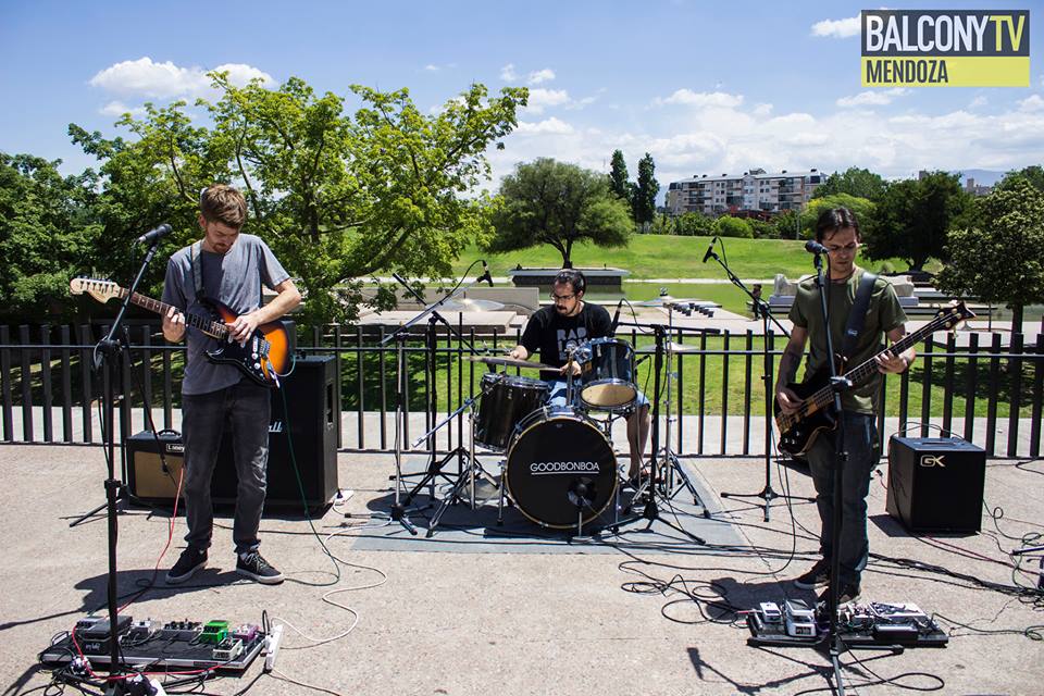 Les presentamos al power trío de #MonocienYLosCuerposCelestes con su tremenda canción #LaRutina! Escuchalos en 😎🎤 bit.ly/2STG0yu

#MusicWithAView #DeMendozaAlMundo #BTV #BTVMendoza #Musica