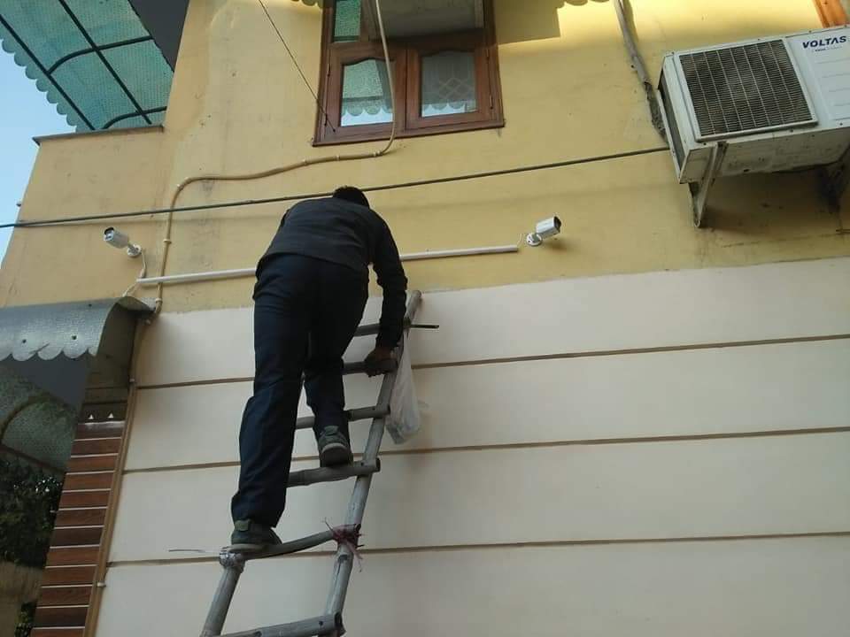 ravita4ever's tweet image. दिल्ली वालों मुबारक हो, अब आपके शहर में दिल्ली सरकार #CCTV कैमरे हर जगह लगवा रही हैं,,, अब &quot;भाजपा&quot; और &quot;कांग्रेस&quot; का क्या होगा, कैसे लोगो को पैसे और शराब बाटेंगे, ये .@ArvindKejriwal भी न, चुनाव से पहले सारा खेल खराब कर देता हैं 😜