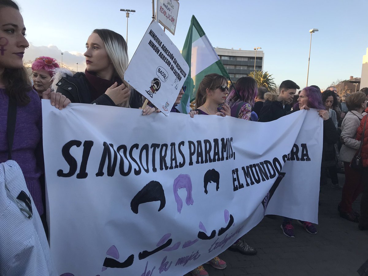 Cafefemicor's tweet photo. Las mujeres tomando las calles de Córdoba en la #HuelgaFeminista2019 ✊🏻, empezamos la mani https://t.co/6aWSsQt50f