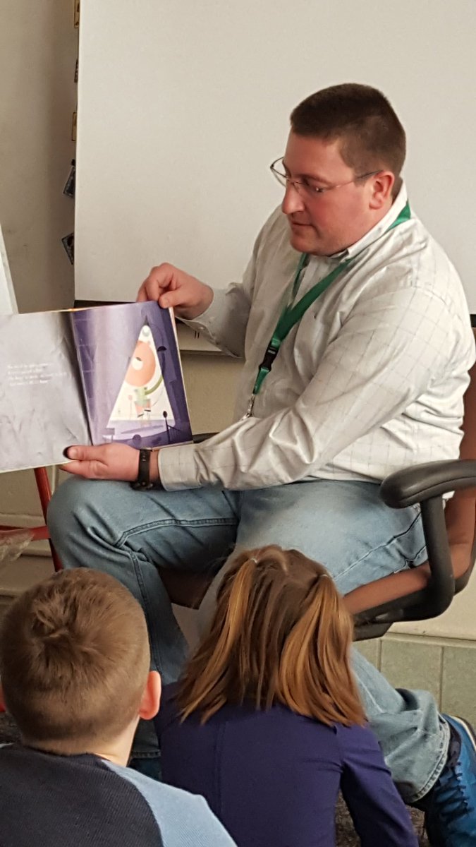 MrsJowkar's tweet image. Gull Lake School Board member Brad Bagley read to our class today and answered a LOT of questions about who he is and what he does in our community! #menwhoread #malerolemodels #GLRead20 #GLCSKellogg