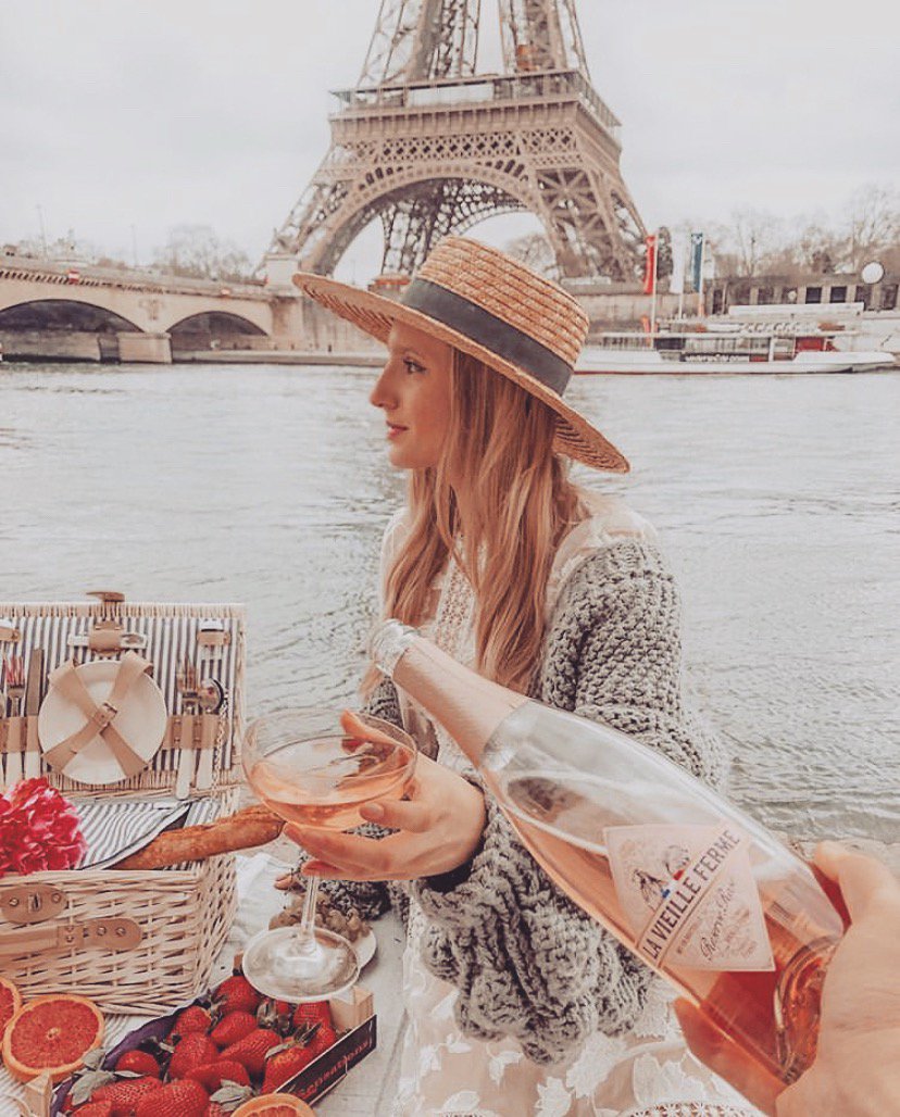 French way of life!! 
#lavieillefermesparkling #lavieilleferme #sparklingwine #roséwne #celebrate