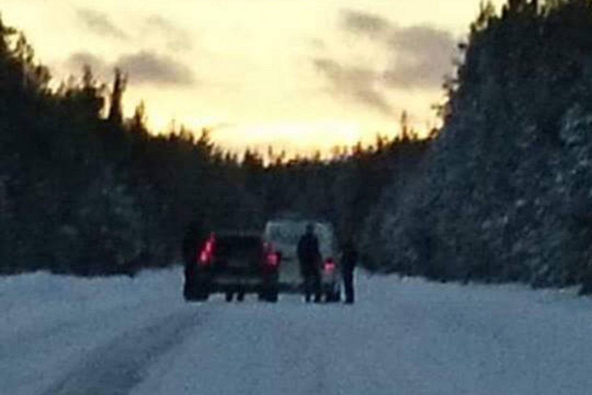 sveg_se's tweet photo. Stor polisinsats när misstänkta biltjuvar greps i Lillhärdal https://t.co/zs0Ja0T9H2 https://t.co/UQwlyZmXnR