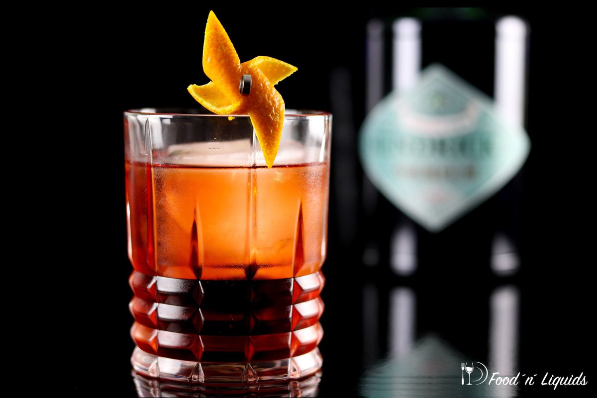 foodnliquids.com/negroni-mit-he…
#negronilovers #negroniweek #negronitime #negronis #vermouth #vermouthtime #campari #camparirep #bitters #bitter #hendricks #hendricksgin #drinkresponsibly #homebartender  #cocktailinspo #drinkinspo #imbibe #gincocktails #liqpic #drinkpic #cocktailoftheday