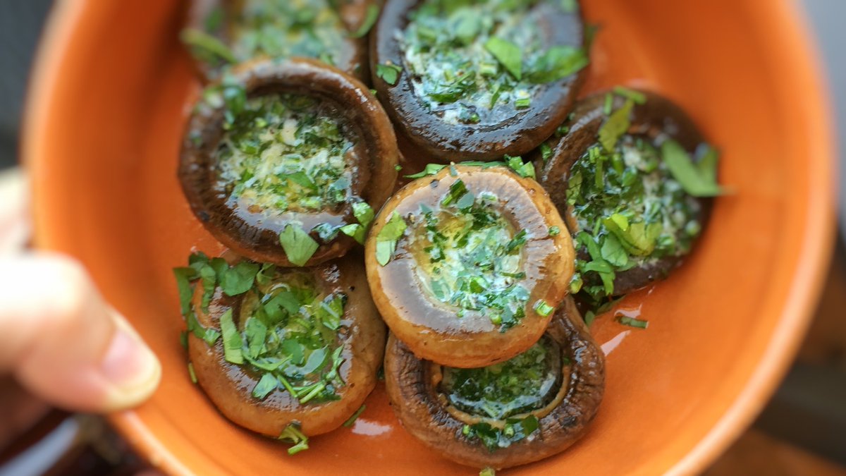 Stuffed shrooms with garlic butter 🤩 Recipe: junedarville.com/stuffed-mushro… #belgianblogger #belgianfoodie #belgianfoodblogger #antwerpfoodie