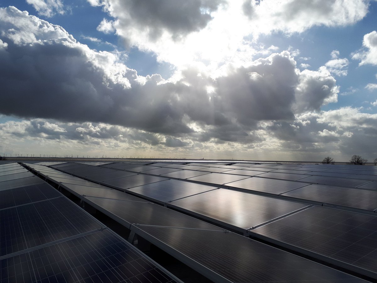 Afgelopen week,  408 zonnepanelen geïnstalleerd bij <a href="/Dayseaday/">Dayseaday Group</a> . Ondanks de wind en regen ligt het er strak op en dat in 3 dagen.