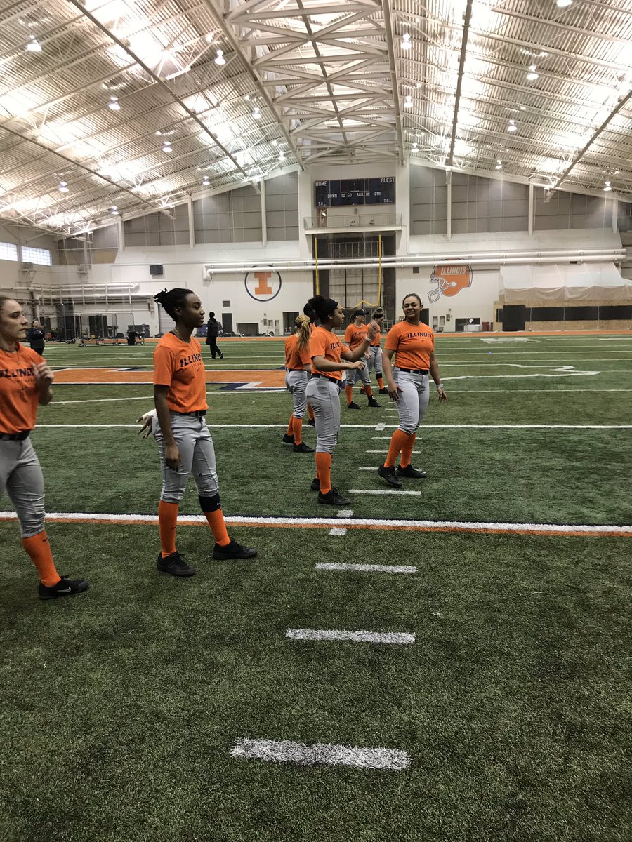 TyraPerry13's tweet photo. 🥎Switching Gears with a little Ultimate  Illini Football 🏈 https://t.co/z7vs9jseTi