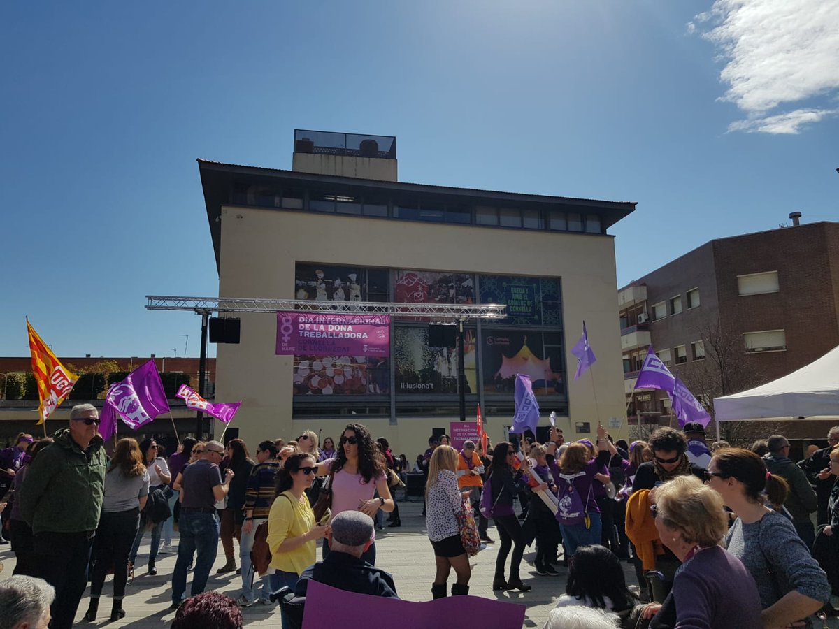 UgtBcnColt's tweet photo. ⚖️ UGT FEMINISTA EN COLT TELECOM ⚖️

💪¡Celebrando y reivindicando el día de la mujer con las compañeras y compañeros de Colt y del WTC en Cornellá!💪

👩‍🦰=🧔 #NiMasNiMenosIguales 

🥊¡Seguimos trabajando! ¡Seguimos en lucha!🥊

#8Marzo #8M2019 #UGTFeminista https://t.co/ldAzlKjRJs