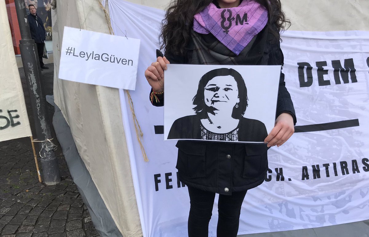 JXKofficial's tweet photo. LEYLA GÜVENS WIDERSTAND IST AM 8. MÄRZ AUF DEN STRAßEN!

Ein Hoch auf den internationalen Frauenkampftag✊🏽
Solidarität mit dem kurdischen Befreiungskampf und allen Hungerstreikenden!

#KurdsOnHungerstrike
#8M2019 
#LeylaGüven
#InternationalWomensDay https://t.co/FFTcgaHi4C
