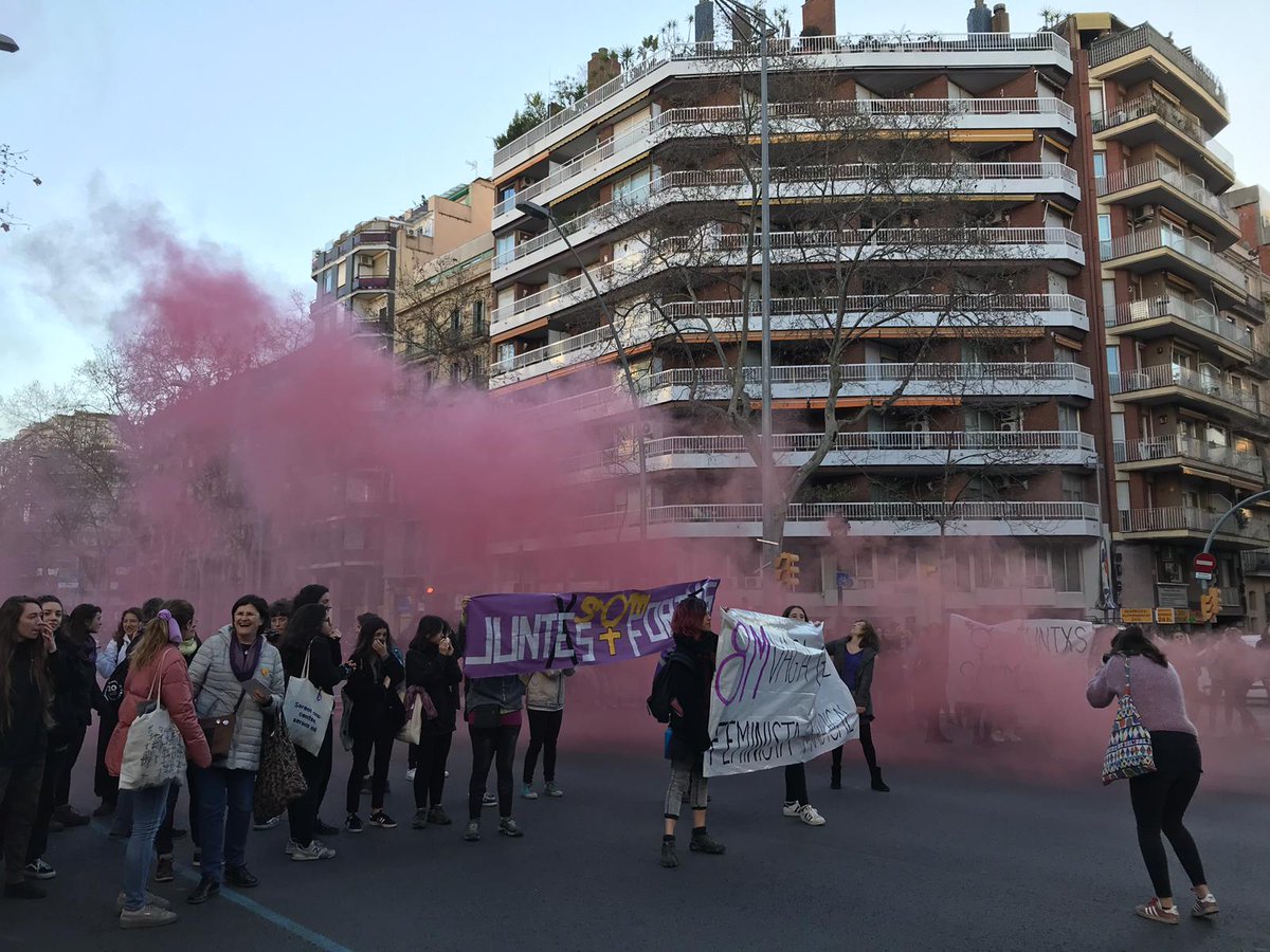 Èxit total de la #VagaFeminista8M comitės de vaga a tots els barris, pobles i ciutats. Les dones hem parat el món ✊♀️<a href="/Agencia8M/">Agència 8M</a> <a href="/caladona/">Ca la Dona</a>